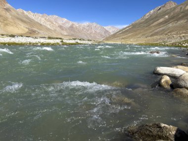 Nehirde kristal berrak su.