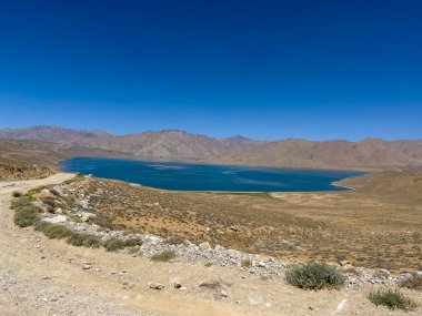 Dağlık bozkırın manzarasında göl.