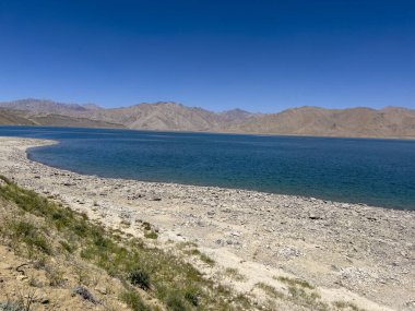 Pamir 'in köşesindeki turkuaz mavi su..