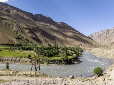Panj Nehri 'nde küçük bir Afgan köyü..