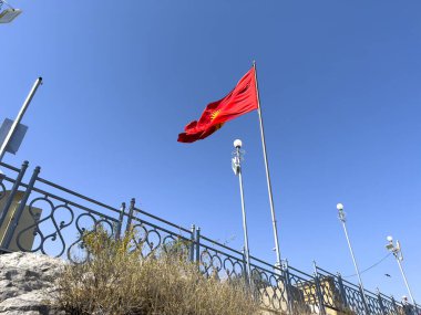 Kırgız bayrağı Osh 'ta bir dağın zirvesinde.