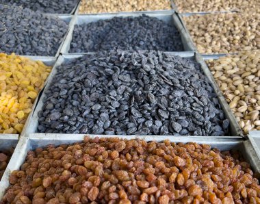 Alınacak kara kuru üzümler.