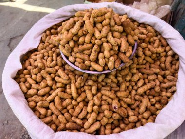 Çuvaldaki kabuksuz fıstıklar.