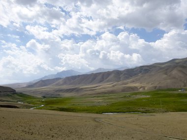 Güzel manzaralı büyük bir çayır..