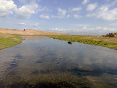 Çayırın ortasında temiz suyu olan bir nehir..