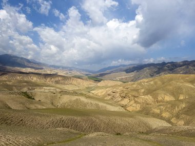 Muhteşem dağların ve bulutların üzerinde bir manzara.