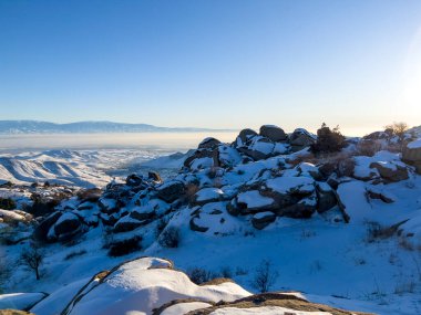 Kışın gün batımında dağda.
