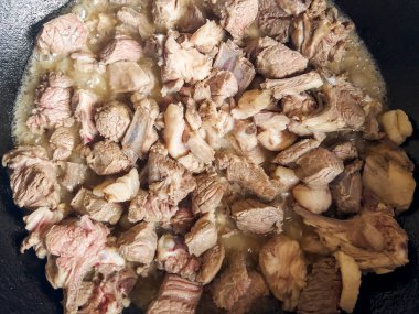 Et ve yağ parçaları kızarmış..