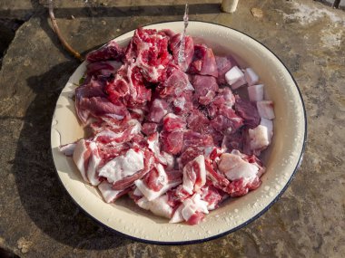 Et suyla yıkanır..