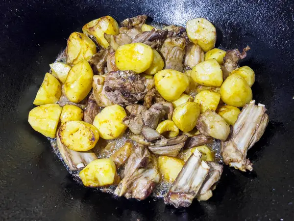 Kazan kebabı kuzu ve patatesle yapılır..