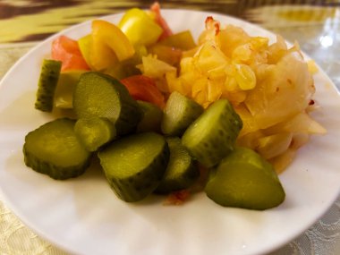 Salatalık turşusu, lahana salatası ve tuzlu domates..