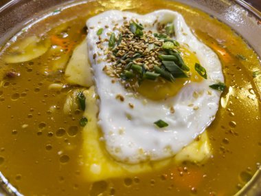 Kızarmış yumurta ve susam tohumlu Ramyon..