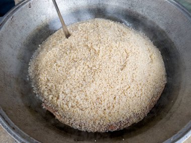 Çukurlar pilav pişirmeden önce yapılır..