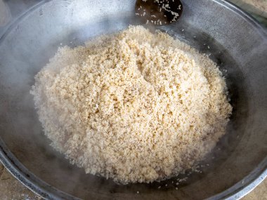 Plov 'un pirinci kazana eklendi bile..