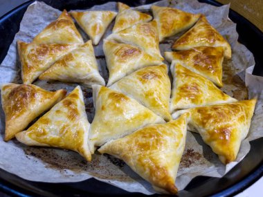 Yumurta katmanlı hamur tatlısı..