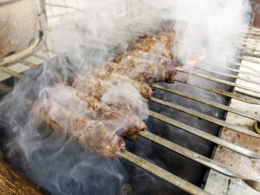 Dumandaki şiş kebap kızartılmaya hazır..