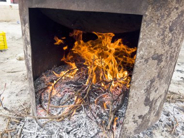 Demir kazan ateşin yanında duruyor..