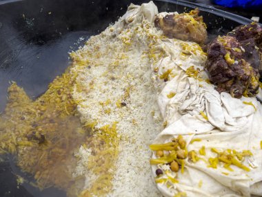 Kazanın içindeki büyük et parçalarıyla birlikte..