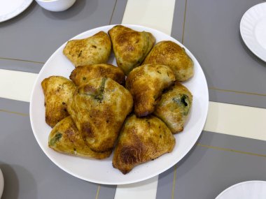 Ispanak ve soğanla dolu börekler..