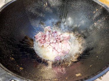 Özbek bir kazanda et kızartılıyor