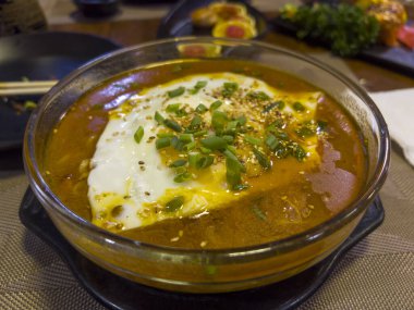 Ramyon ve sahanda yumurta.