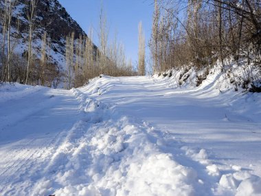 Dağlarda karlı yol