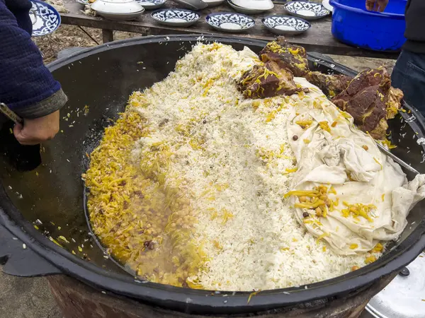 Büyük kazanın içindeki pilav tabaklarda servis edilir..