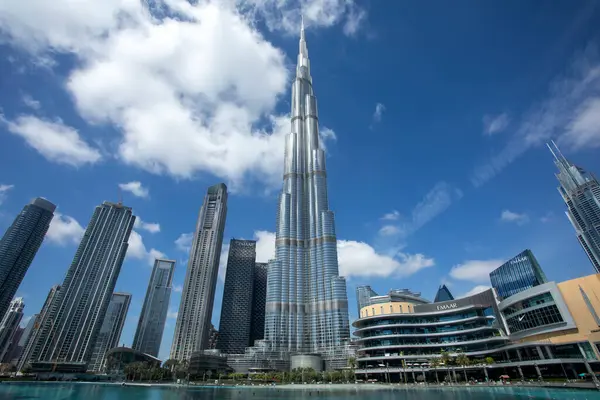 Burj Khalif 'in su üzerinde binaları var.