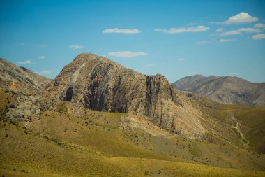 Uzun bir dağ manzarası.