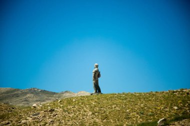 Özbekistan vadisinde bir adam heykeli