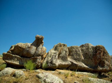 Taş iki sandık file benziyor.