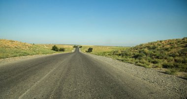 Tek bir arabanın bile olmadığı düz bir yol.