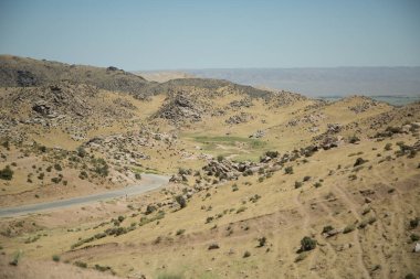 Özbekistan 'daki dağ manzarasının tepesinde