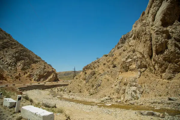 Özbekistan 'da bir yol kenarındaki nehir