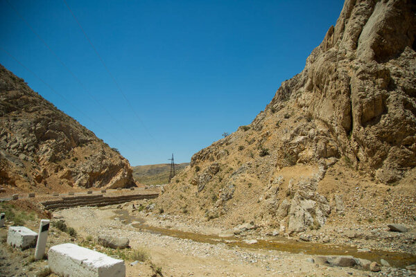 река возле дороги в Узбекистане