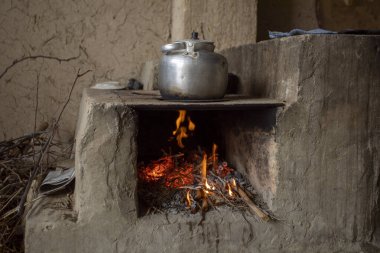 Kaynar su için sobada yakılan odun.