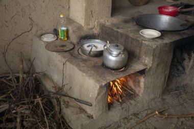 Eski sobada kaynamış süt