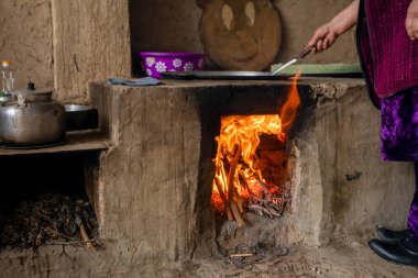 Yaşlı bir kadından yemek pişirmek