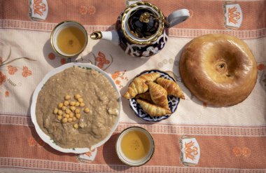 Özbekistan 'da geleneksel yemek grubu