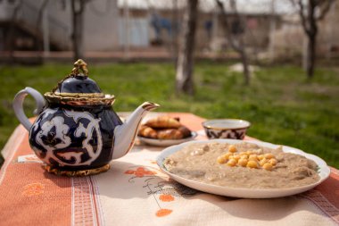 Dışarıda çay ve yemek var.