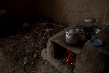 Kaynar su ve orman için.