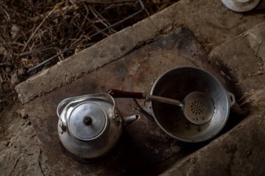 Su kazanı ve büyük bir tava.