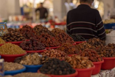 Buhara pazarında kuru meyve sergisi