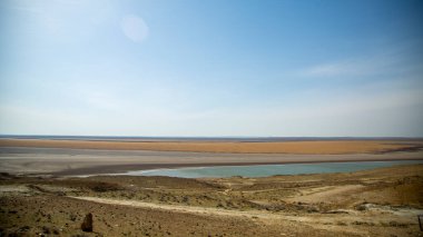 Göl ve uzak bir çim tarlası.