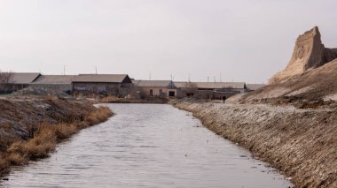 Özbekistan köyünde bir nehir