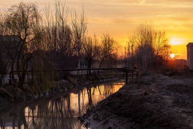 Bir köyde akşam güneşi batıyor.