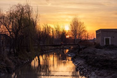 Nehirdeki gaz borusu hattı