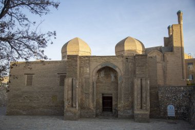 Eski bir binada iki kubbe.