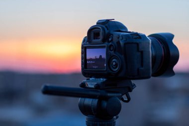 Kamera standında fotoğraf çekimi