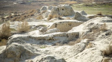 Kumun tepesinde ev yapımı
